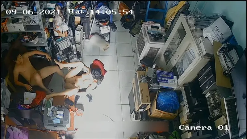 Vợ yêu anh xã nện nhau trong của hàng máy tính