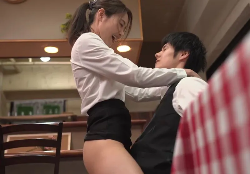 Cậu trai trẻ đụ cô nhân viên nữ có gã chồng nhưng ông chồng “yếu”